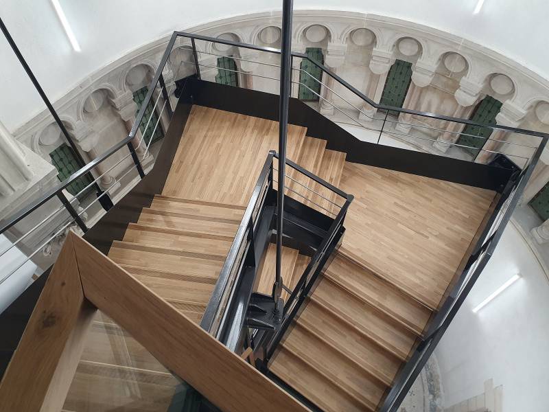 Fabrication d'un escalier intérieur métallique pour une maison médicale à Claveisolles