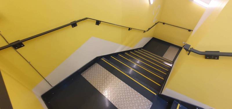 Aménagement sur mesure d'espaces de coworking avec deux escaliers à Lyon