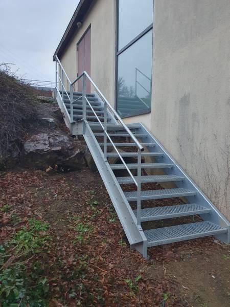 Réalisation de 2 escaliers sur mesure pour la mairie de Letra