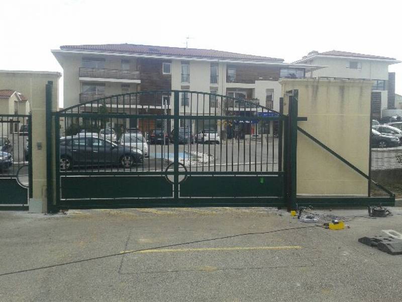 Fabrication de portail sur mesure pour cloturer des terrains sur la commune de Mornant