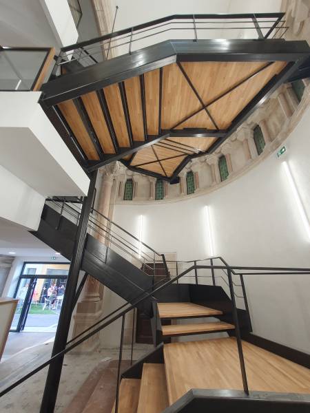 Fabrication d'un escalier intérieur métallique pour une maison médicale à Claveisolles