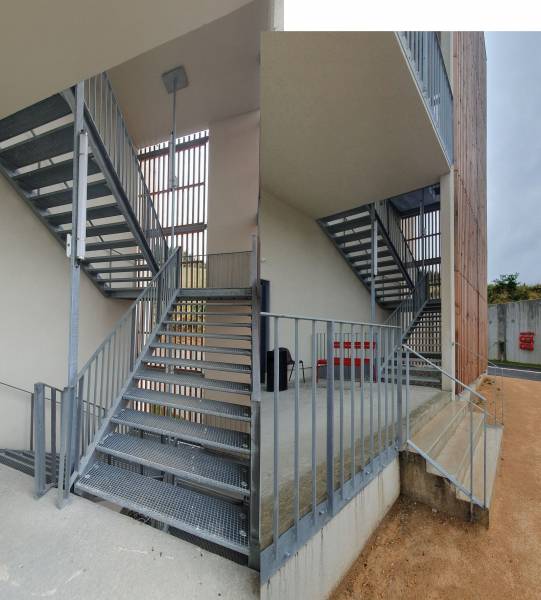 Fabrication de plusieurs escaliers métalliques extérieurs sur mesure pour une maison médicale spécialisée à Claveisolles