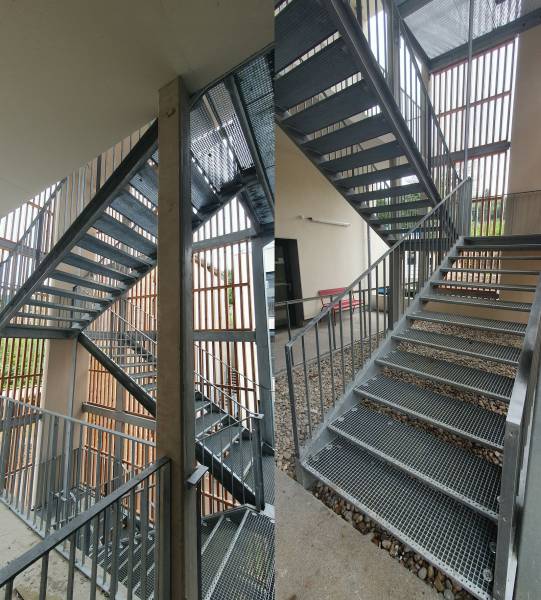 Fabrication de plusieurs escaliers métalliques extérieurs sur mesure pour une maison médicale spécialisée à Claveisolles