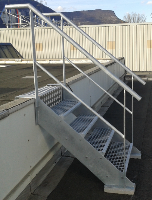 Fabrication et pose d'un escalier de toiture sur mesure à Lyon